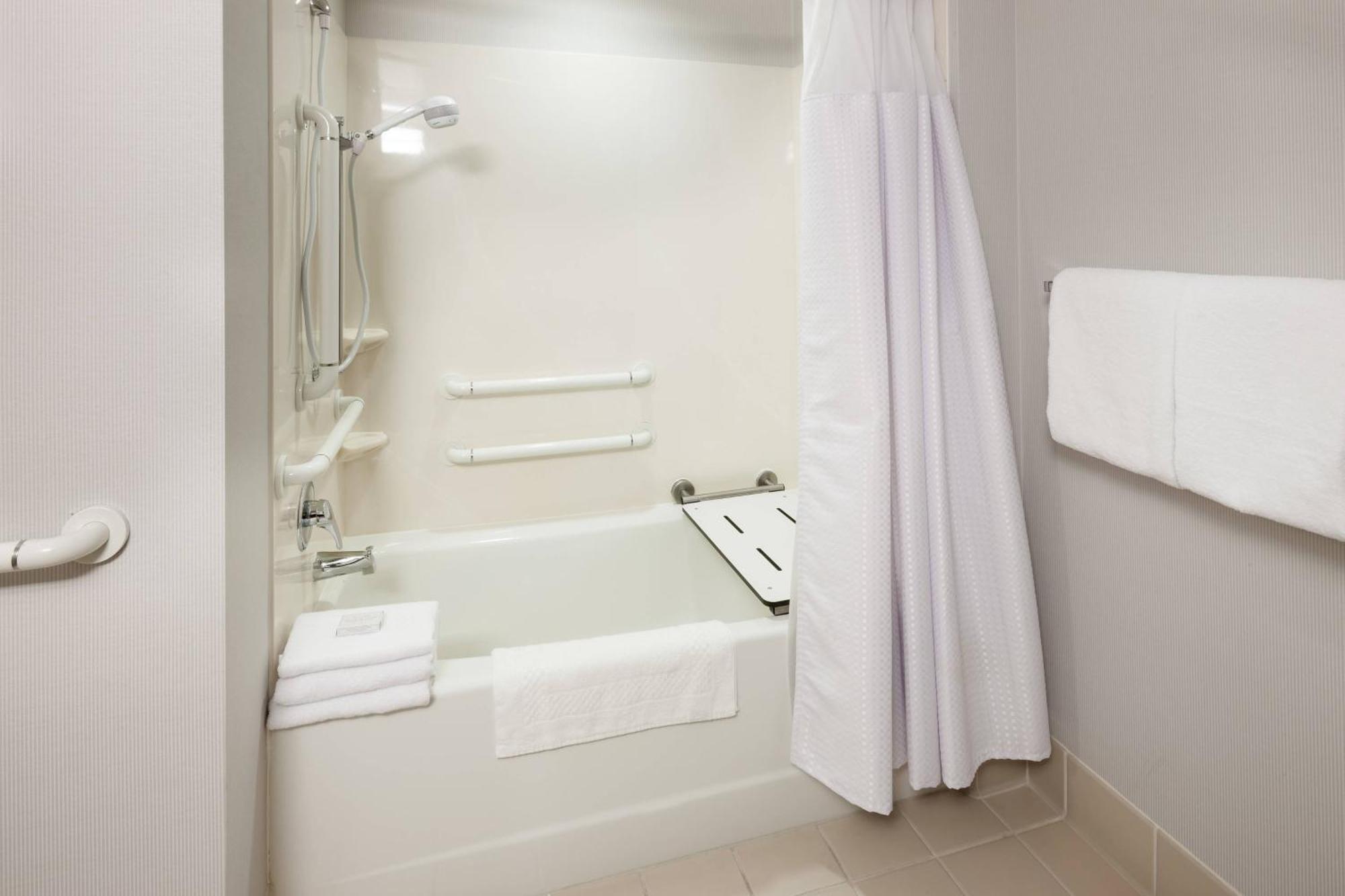 Courtyard Angeles Airport Hotel 3*